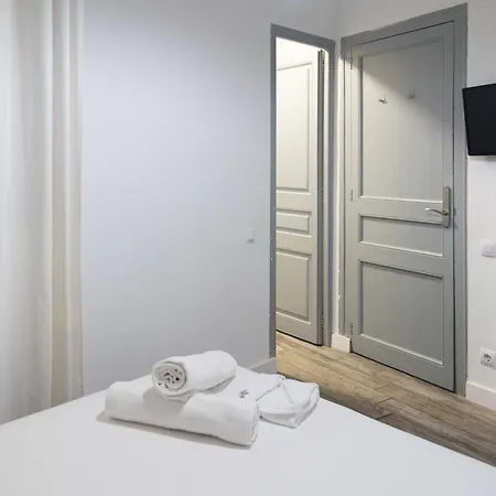 - Eixample 1b Apartment